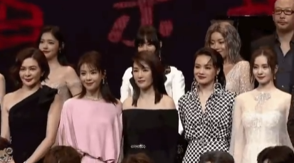 都说刘诗诗是淡颜美女，但人群里最抢眼的分明是她啊，气质太突出了，一身白衣美到出尘