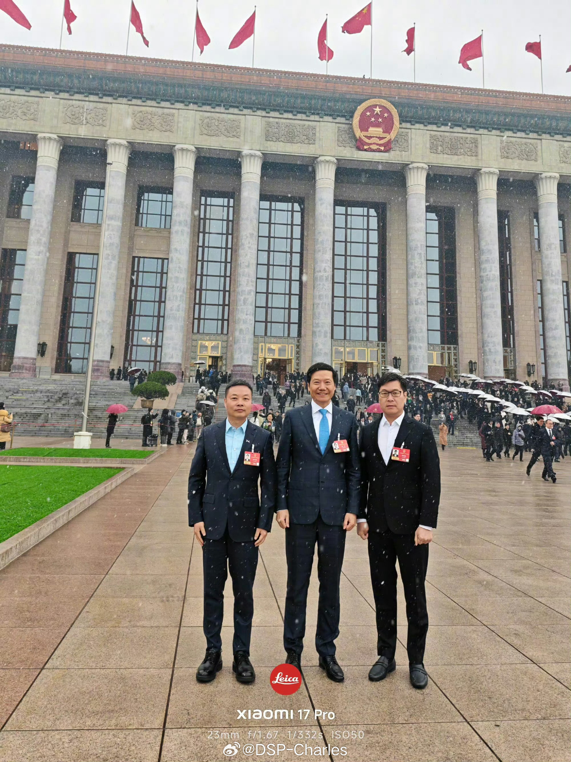 雷总自带亲和力，平时露面也多，没有高高在上的架子。在普通群众心里的形象很好，所以