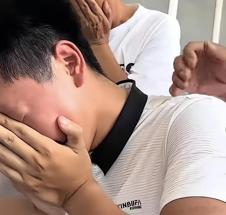 看哭了！高考最帅的一小伙子，查看高考分数是698后，当场失控痛哭！从小就没有爸妈