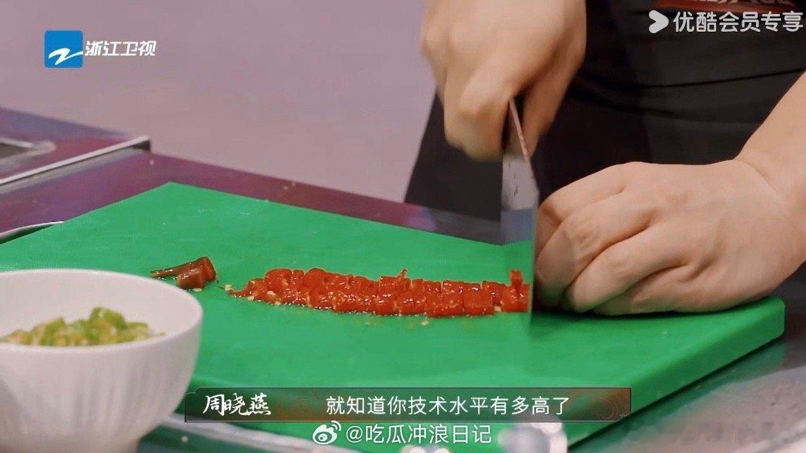 岳云鹏剁菜速度比说相声的嘴还快岳云鹏在《炙热游戏》友谊赛大秀厨艺！切菜频率快到