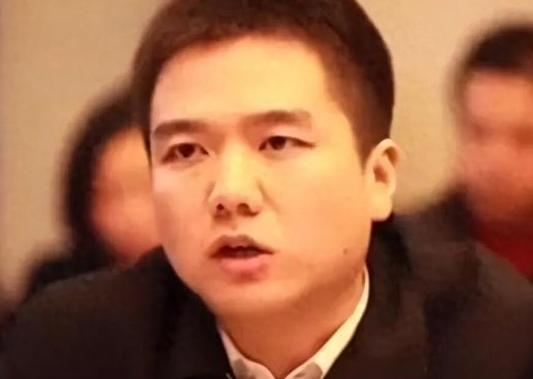 当年“硬刚王建林”的年轻县长落马了！这名80后县长叫徐刘蔚，湖北红安人，201