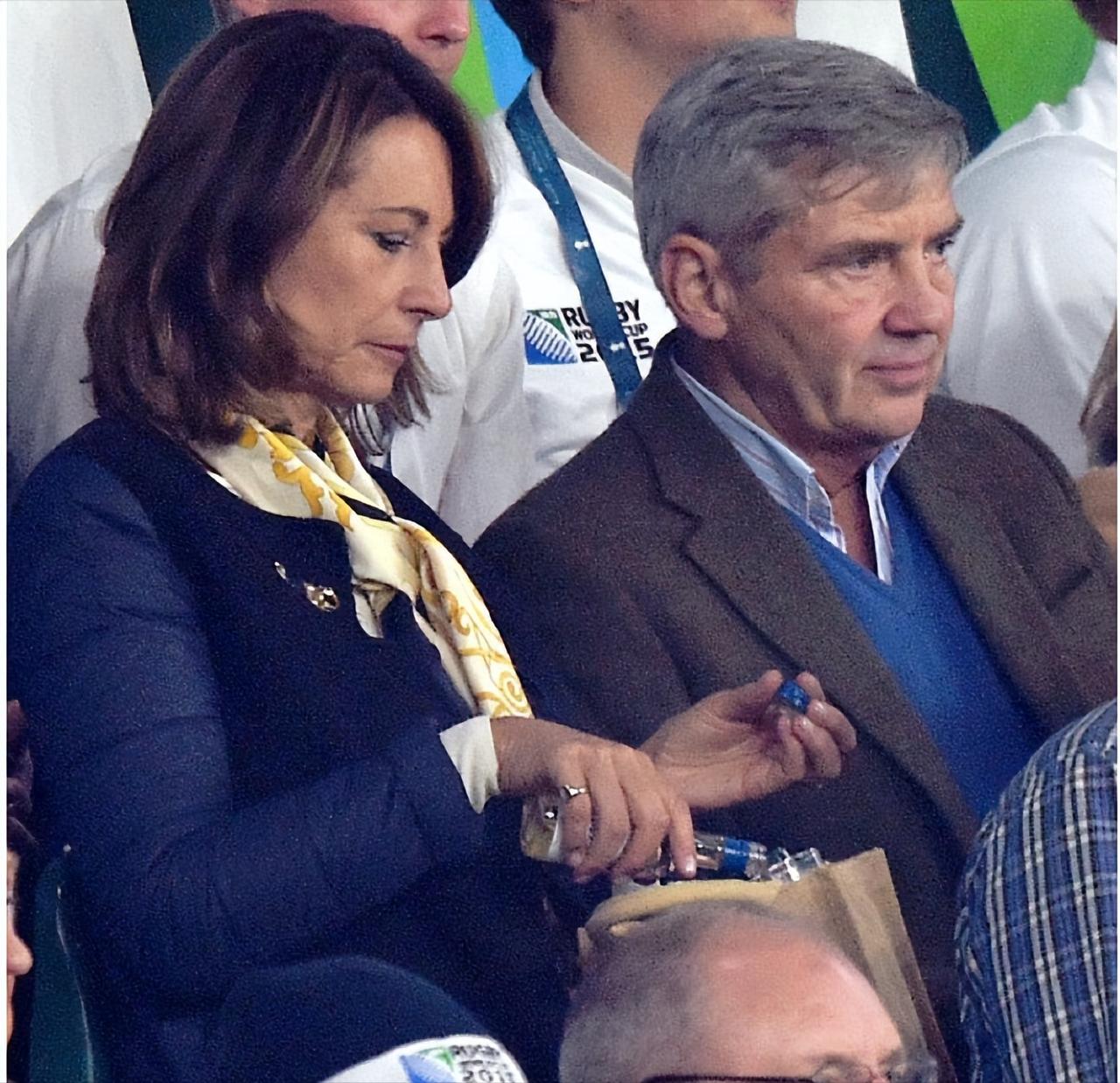 凯特王妃的妈妈卡罗尔路透照，是我看错了吗，凯特的母亲似乎喝醉了！近日，凯特王妃