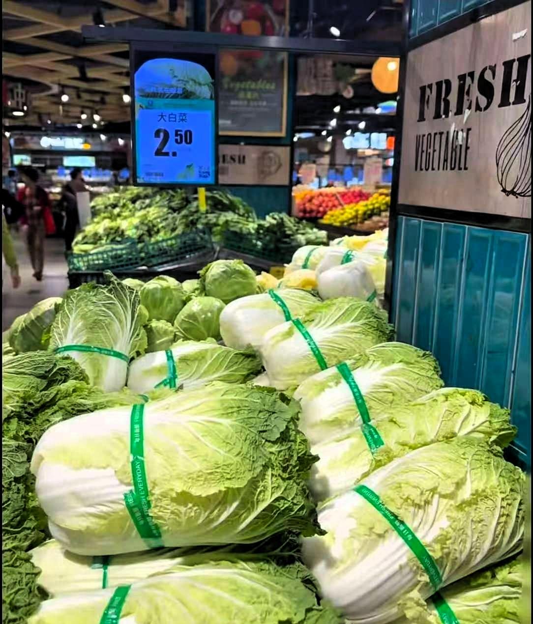 我的个乖乖！大白菜终于翻身了现在市面上的大白菜，都要2块钱一斤，随便挑一