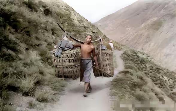 1919年，美国摄影师甘博在四川理番县郊外采风时，偶遇了令人称奇的一幕：一名浑身