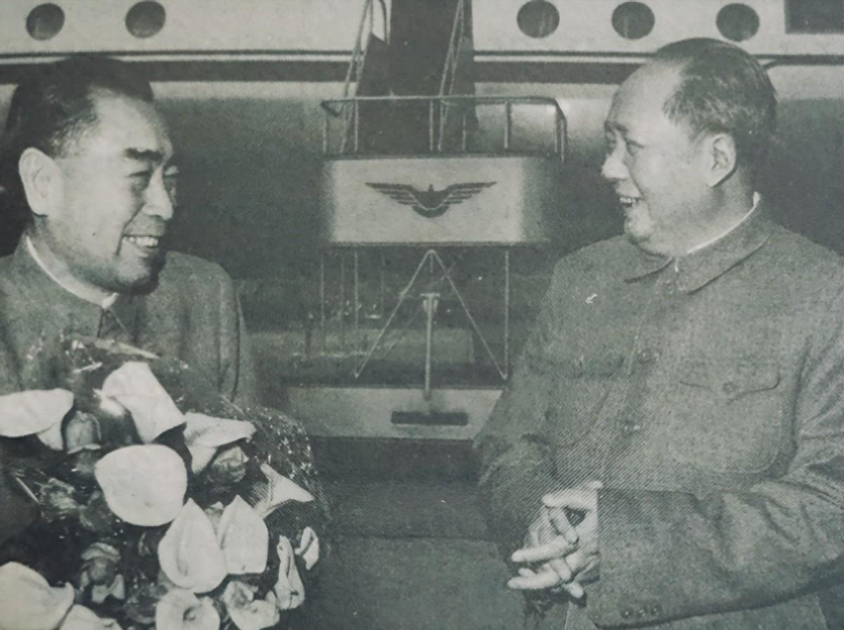 毛主席心中的最大遗憾，与周恩来有关，这张照片或许能说明一切！1964年6月，人