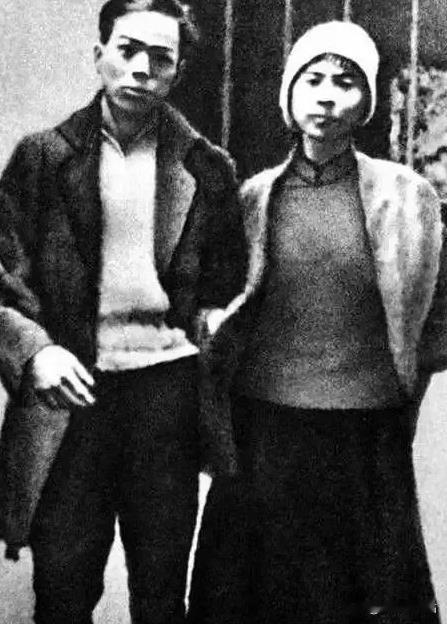 1928年2月，共产党员周文雍和他的爱人陈铁军被敌人判处死刑，法官问他还有什么心