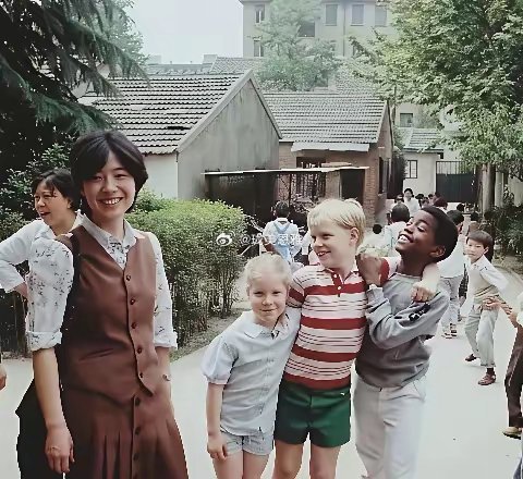 当年侃爷在南京上小学，和同学相处愉快！