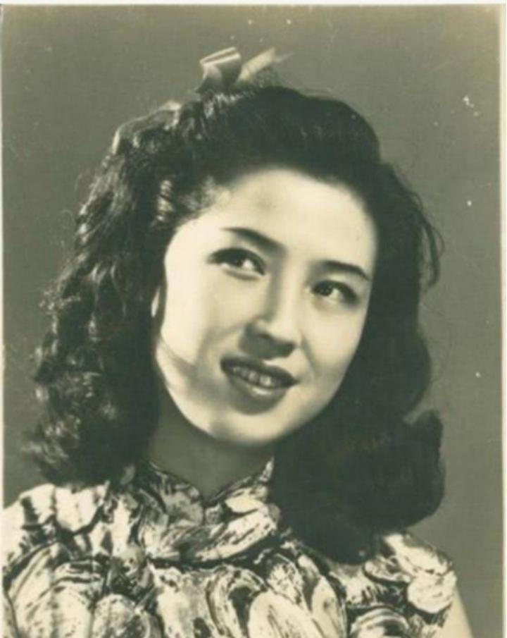 1965年，杜月笙的四姨太姚玉兰外出和朋友打桥牌时，突然感觉浑身燥热，心慌不止，