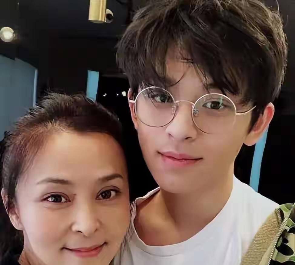 基因强大啊！明星的漂亮，孩子也这么漂亮啊！何晴多漂亮的演员，儿子真的好帅气啊！