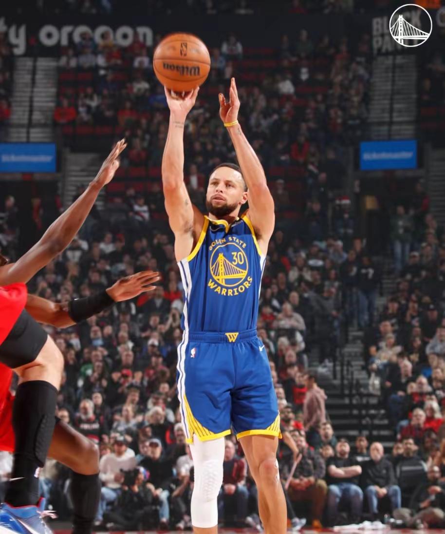 库里为了“刷分”几乎已经到了疯狂的地步，出手次数太多了……！三分球勇士全队4