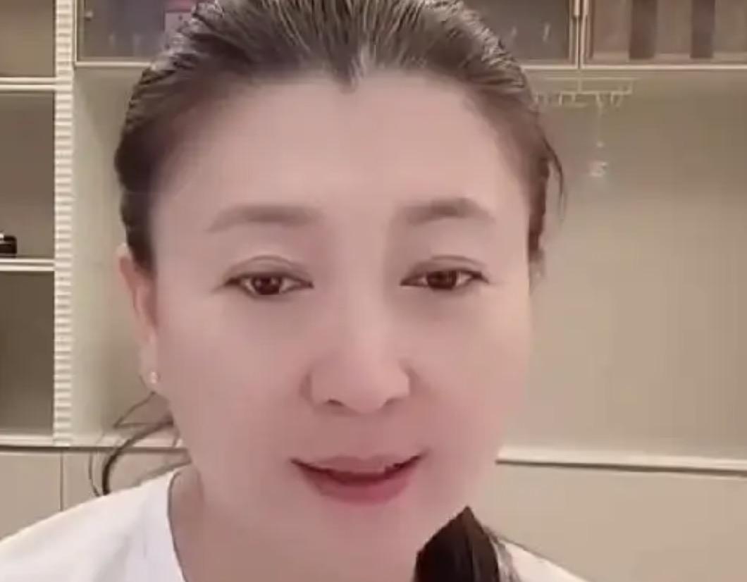 演员闫学晶哭穷这个事，我并没有觉得她有做错什么，如果非要挑点毛病出来的话，估计就