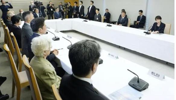 日本政坛最近炸锅了，首相高市早苗在施政报告里直接放狠话，声称要把“朝鲜绑架日本人