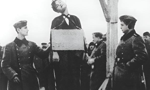 1941年德军虐杀18岁苏联女兵卓娅，斯大林当即下令：遇到332团，不接受投降，