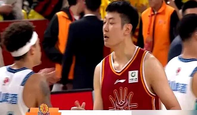 赢球后，更衣室里没人敢开香槟。山西男篮主教练潘江，黑着脸进来了。他开口第一句