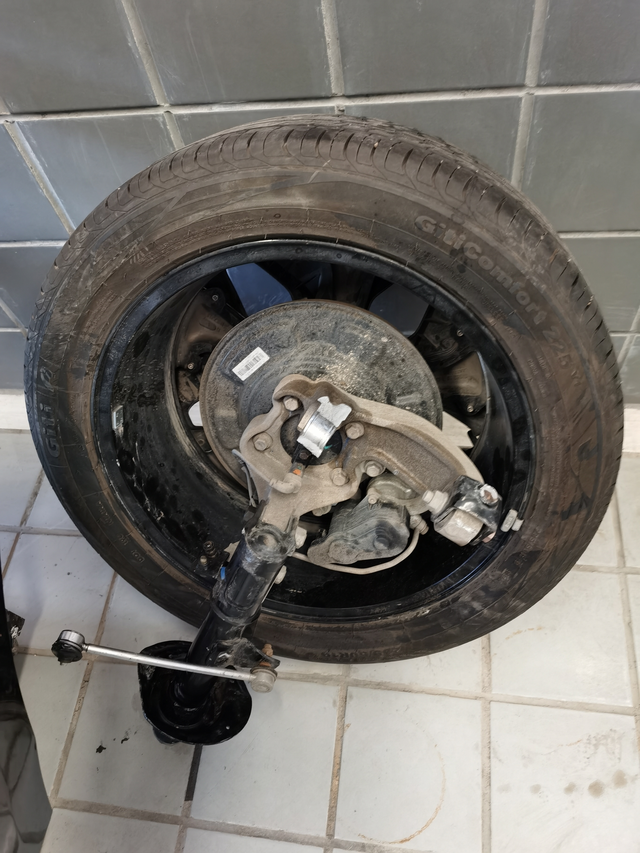 车辆高速出问题车胎丢失轴断京哈高速正常行驶轧坑导致，并导致安全气囊线断/掉落。