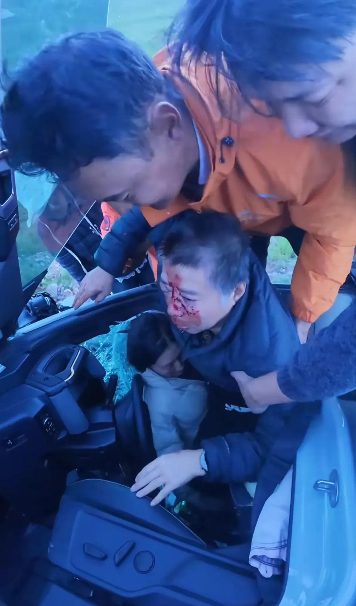 泪目了！一个在西藏自驾游的男子在孜珠寺刷牙，突然看到一辆越野车坠崖了！于是他赶紧