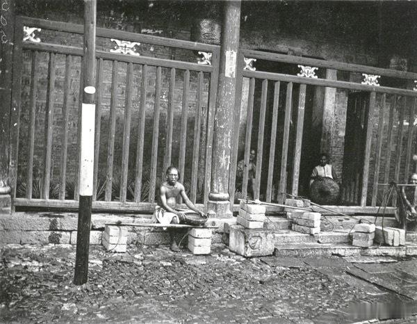 寺庙门口休息的劳工，1900年左右​​​