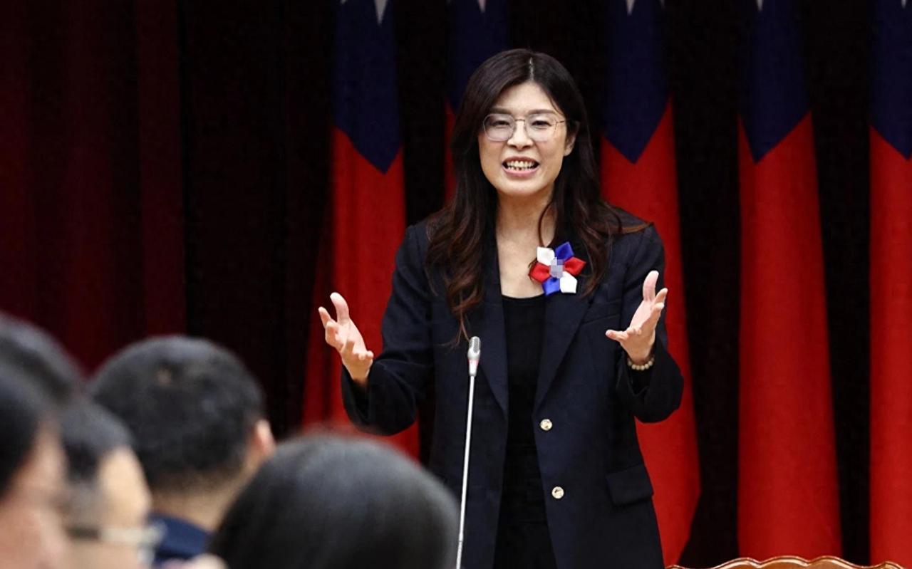 11月1日，郑丽文正式接任国民党主席。 大陆“沉寂”三天后，人民日报突然发文