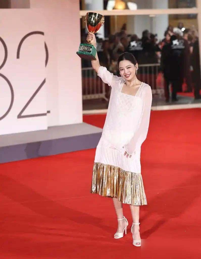 威尼斯影后诞生，外籍顶流尴尬，一席话引争议2023年9月6日，演员辛芷蕾在威