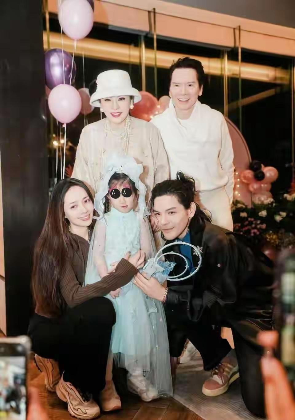 谁说婚姻非得捆绑？郭碧婷12月10日在台北就给所有人上了一课。面对分居质疑，她4