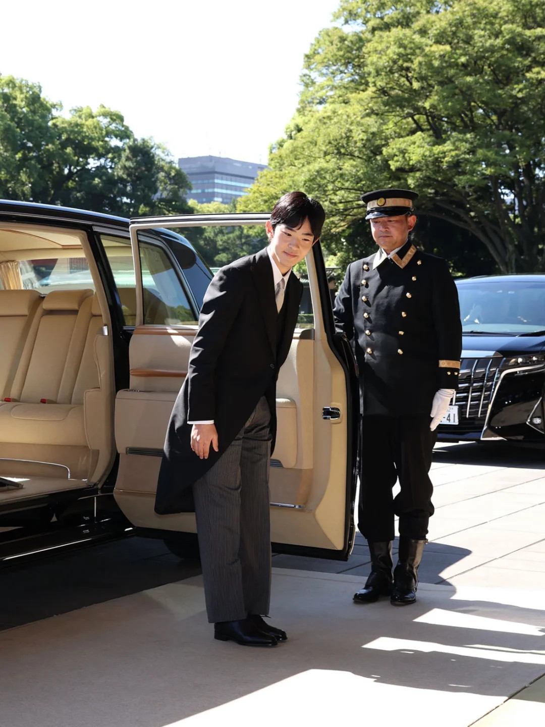 悠仁亲王在成年仪式上穿的礼服，悠仁自从上大学后，整个人看起来正常多了