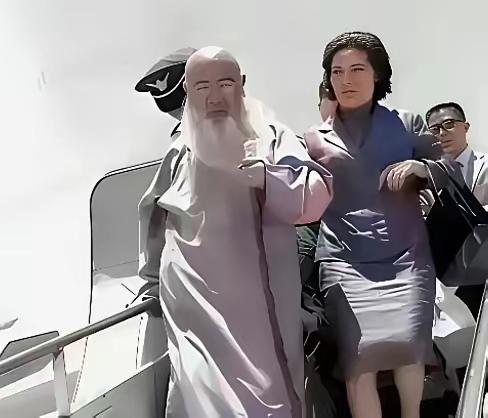 1949年12月6日，解放军快进成都时，张大千靠国民党高官张群，拿到最后三张飞台