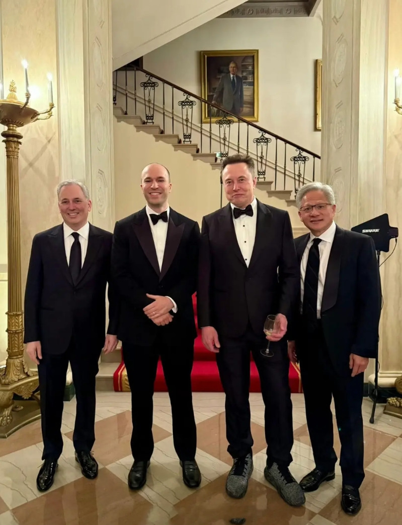 马斯克半年后重返白宫，重点来了：他的鞋非常的特别，看着像是48码的，他的脚板也是