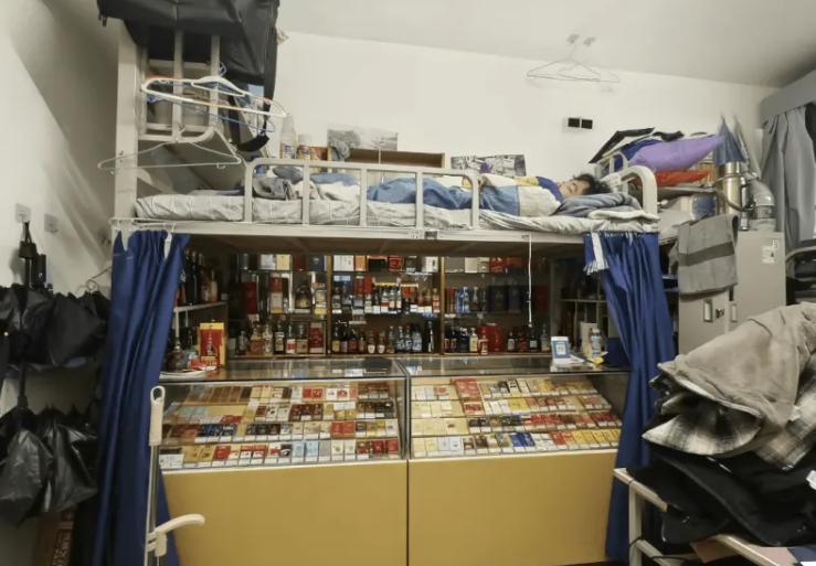 如果能在大学寝室开这么一个级别的店是不是大学四年挣的钱比上班四年挣的都多？