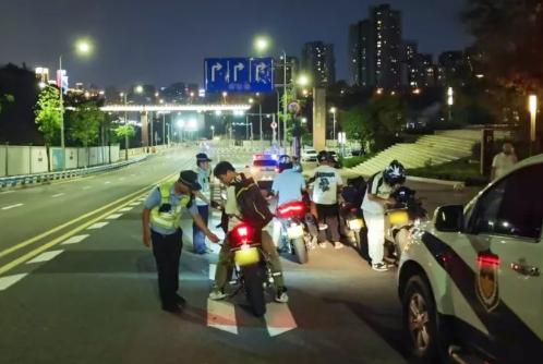 大快人心！重庆警方雷霆行动抓捕7000余人！现场震撼！最近这段时间，重庆的朋