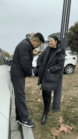 男士约相亲认识的女友在公园见面，女士问他，你不抽烟，也不喝酒，不打游戏，也不钓鱼