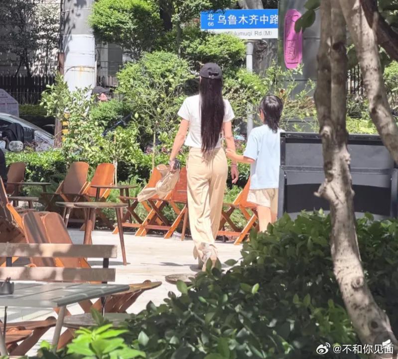 杨颖带小海绵逛街，顶着大太阳也没打伞，小海绵狼尾发型像黄晓明