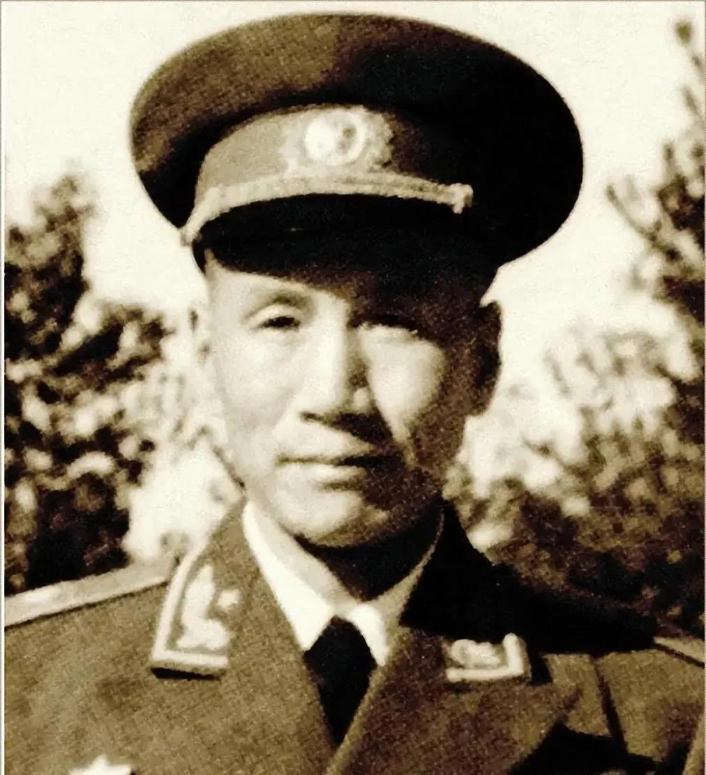 1938年，国军一团长发现友军遗弃的上万发炮弹，他没上报反而借来4门炮，一小时歼