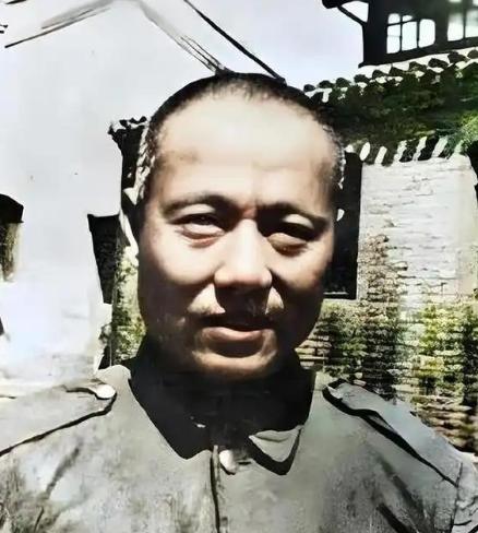 1959年，陈长捷出狱后，傅作义在北京西单请他吃饭，陈长捷故意迟到，大摇大摆地走