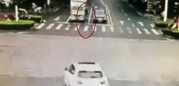 “你爸闯红灯，凭什么要我赔钱！”湖北孝感，一老人过马路时，因为闯红灯被一辆正常行