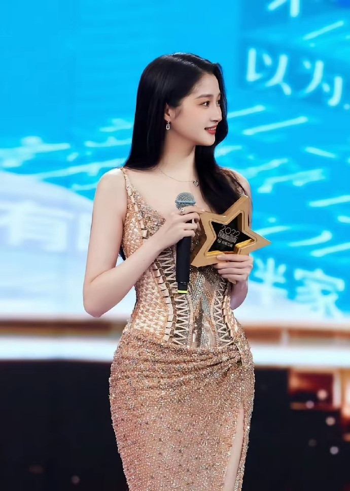 1.宁静嫌拍戏太累，故意把自己的片酬报高，这样就没有人找她演戏。2.关晓彤和林一