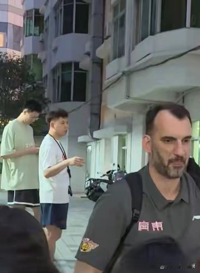 撕破脸皮！宏远外教拒绝续约，不愿辅佐杜锋，用人争议寒透人心！据了解广东宏远