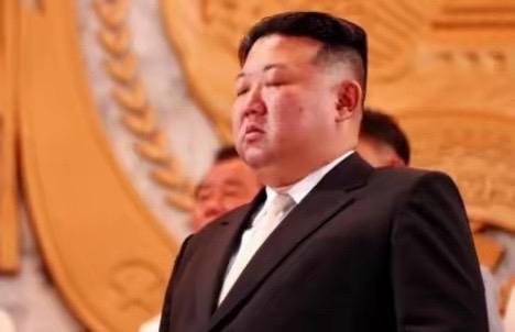 就在刚刚，金正恩作出罕见举动，含泪给普京发了封唁电。说实在的，这事在朝鲜对外事