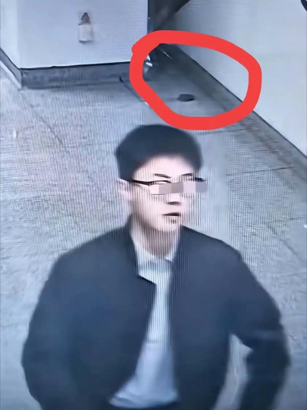 天天嘲笑人阿三随地大小便，这不广西南宁地铁站脱裤大便的棒小伙不就表演了。带着眼镜