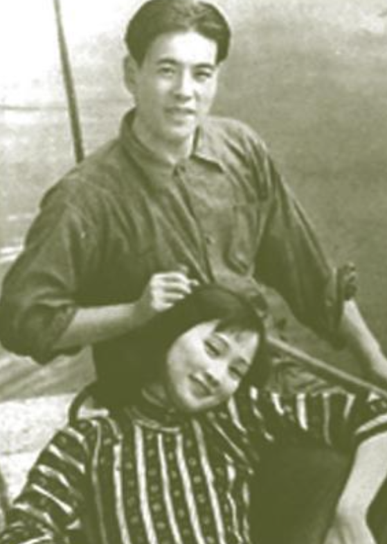 1942年，唐生明跟美貌妻子徐来深夜去76号见李士群，李士群说“你跟军统通消息的