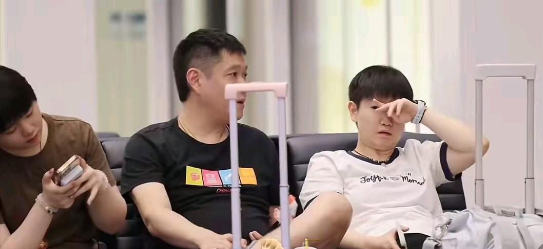 回家了！邱贻可带着莎莎、小曼俩姑娘回北京了！邱指导看着一点儿不困，刚落地就拉着