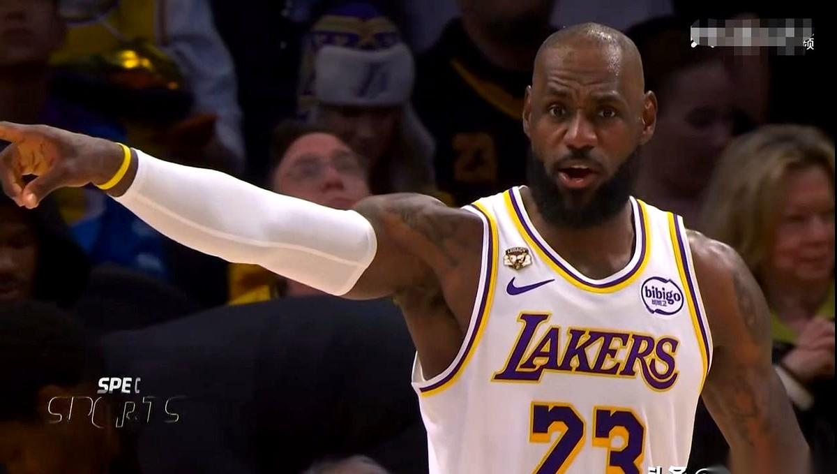 勒布朗·詹姆斯，今天只干一件事——哐哐打铁。开场刚16分钟，他已经扔出去了15