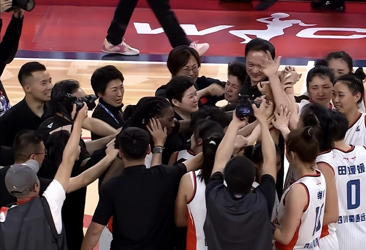 王思雨“偷”走了山西本该拿下的冠军奖杯。毫无疑问，31岁的王思雨今晚化身王老