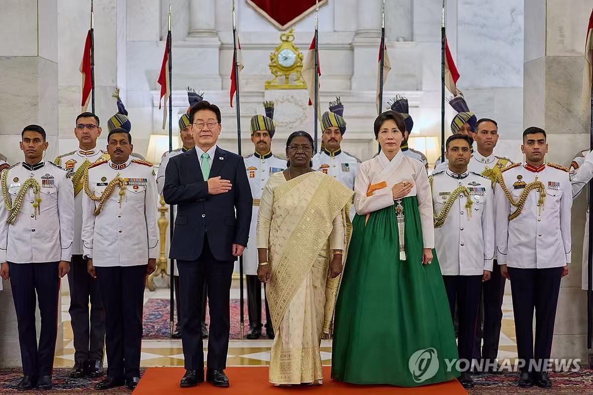印度新德里总统府的官方迎宾合影！这也是韩国总统李在明时隔8年访印、双边外交重