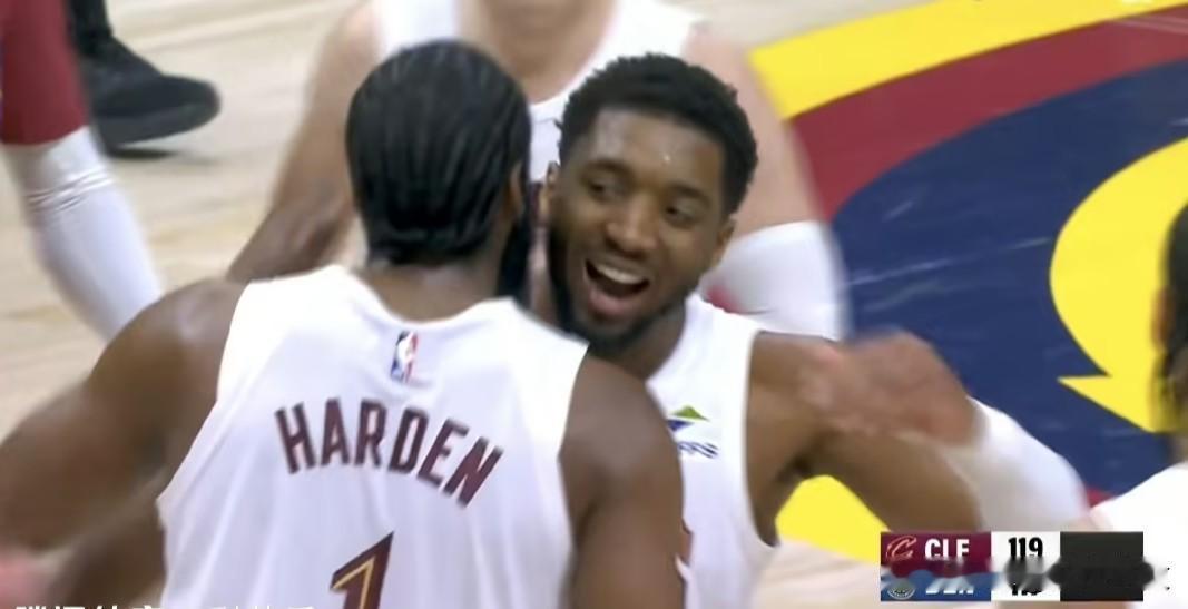 骑士119比117战胜掘金！哈登关键三分扳平比分，米切尔罚球绝杀掘金！布劳恩复出