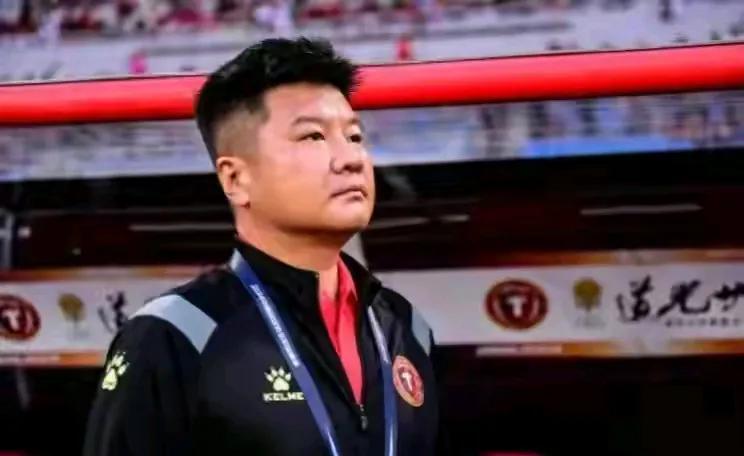 曾经的弯弓射大雕，今日的中甲优秀土帅，他就是李金羽，现辽宁铁人俱乐部主教练。李