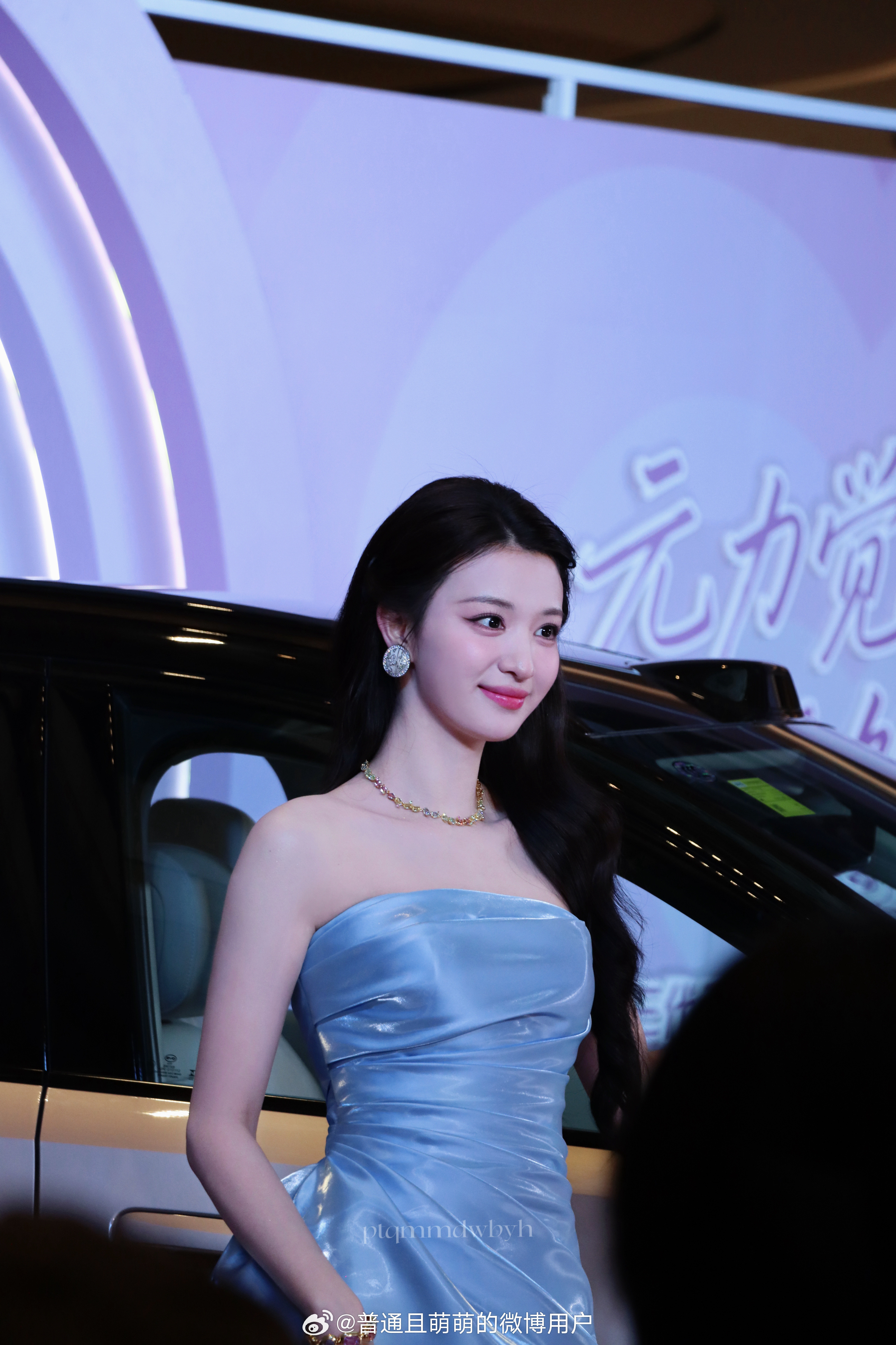 美船王楚然蓝色流光抹胸裙