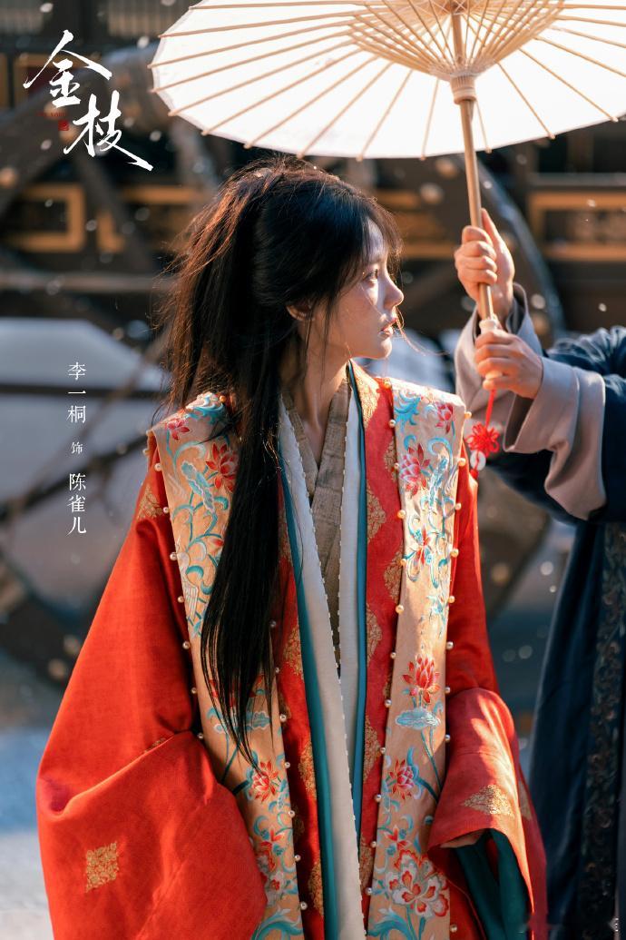 李一桐《金枝》新春海报来了！陈雀儿红衣加身，在雪中撑伞的画面张力拉满。眼神戏也是