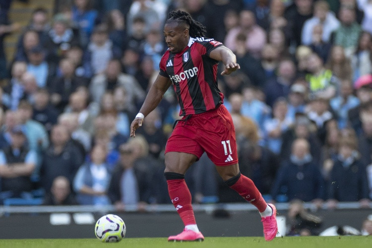 英媒: 狼队寻求签回阿达玛·特劳雷, 提振球队表现和士气