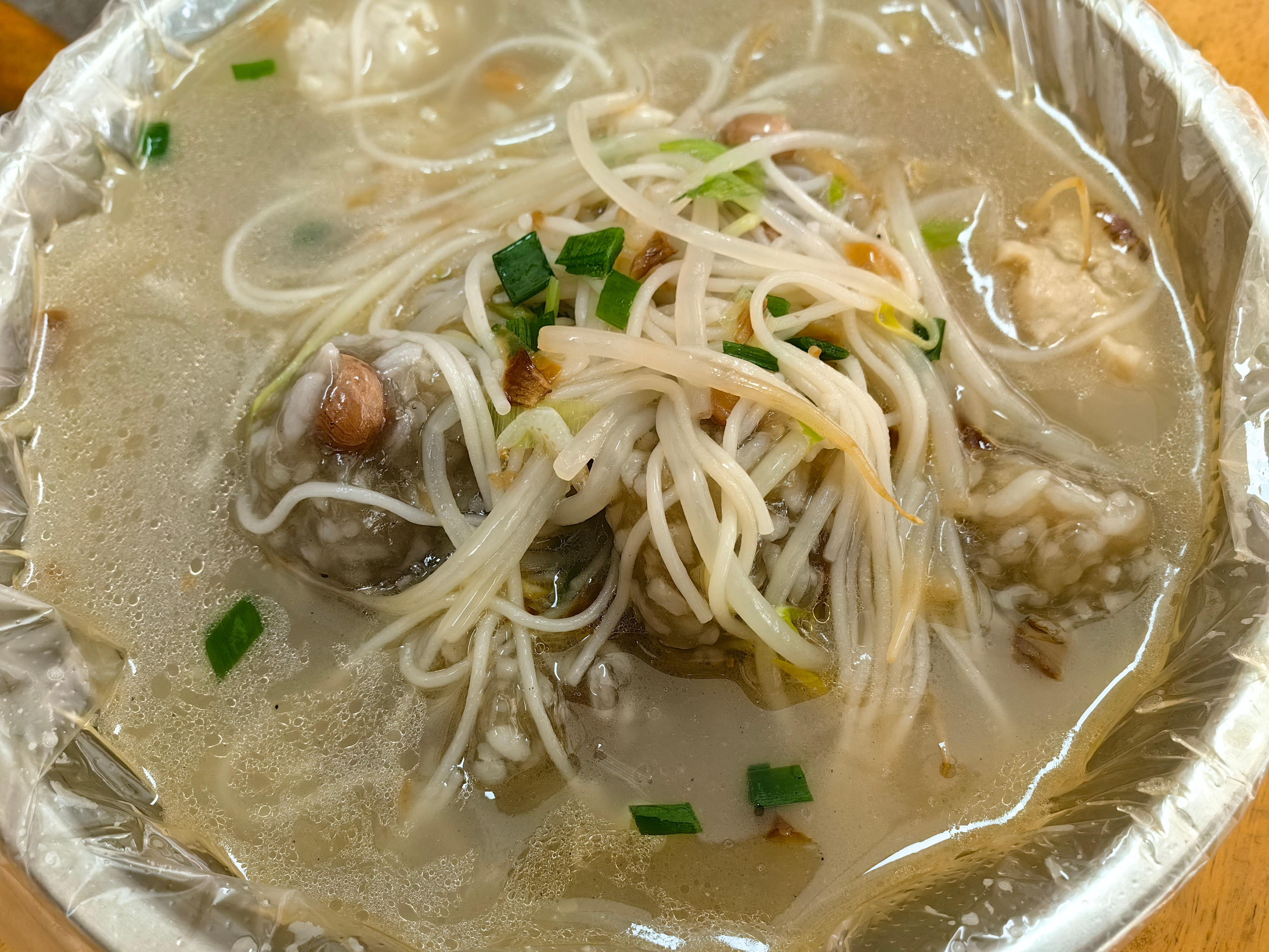 每日一餐分享粉粿米粉汤。配菜，豆芽，虾米，花生，米饭，地瓜粉。​​​