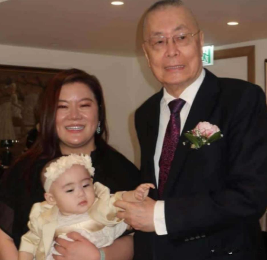 他78岁时再次结婚，81岁的妻子给他生了个女儿，84岁时又给他生了个儿子，简直创